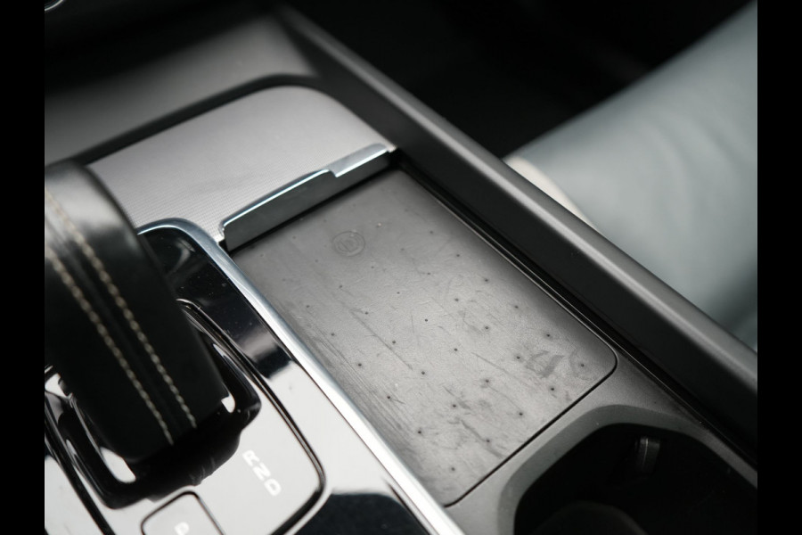 Volvo XC60 T6 AWD R-Design PHEV 350pk Dealer O.H. | Panodak | Adaptive Cruise | Camera | Lederen Sportstoelen Memory & Verwarmd | Harman / Kardon | Stuur Verwarmd | 21"L.M | Apple Carplay | Keyless | Blis | Navigatie | DAB | Plug In Hybrid