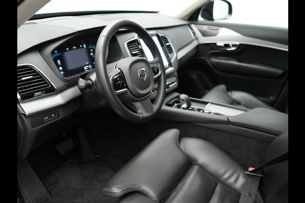 Volvo XC90 T8 Recharge AWD Ultimate Dark PHEV LONG RANGE 455pk 7 Persoons | Trekhaak af Fabriek | Panodak | Adaptive Cruise | 360 Camera | 22"L.M | Head Up | Google Maps | Pilot Assist | Harmand Kardon | Stuurverwarming | Plug In Hybrid