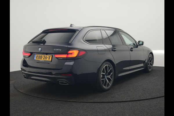 BMW 5 Serie Touring 530e M Sport PHEV 293pk Dealer O.H | Trekhaak af fabriek | Adaptive Cruise | 19"L.M | Lederen Sportstoelen Verwarmd | Camera & Parkassist | Apple Carplay | Sfeerverlichting | Plug in Hybrid