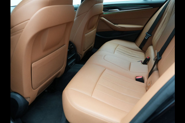 BMW 5 Serie Touring 530e M Sport PHEV 293pk Dealer O.H | Trekhaak af fabriek | Adaptive Cruise | 19"L.M | Lederen Sportstoelen Verwarmd | Camera & Parkassist | Apple Carplay | Sfeerverlichting | Plug in Hybrid