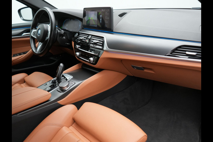 BMW 5 Serie Touring 530e M Sport PHEV 293pk Dealer O.H | Trekhaak af fabriek | Adaptive Cruise | 19"L.M | Lederen Sportstoelen Verwarmd | Camera & Parkassist | Apple Carplay | Sfeerverlichting | Plug in Hybrid