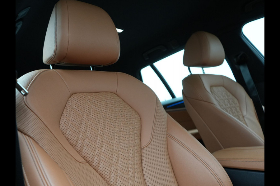 BMW 5 Serie Touring 530e M Sport PHEV 293pk Dealer O.H | Trekhaak af fabriek | Adaptive Cruise | 19"L.M | Lederen Sportstoelen Verwarmd | Camera & Parkassist | Apple Carplay | Sfeerverlichting | Plug in Hybrid