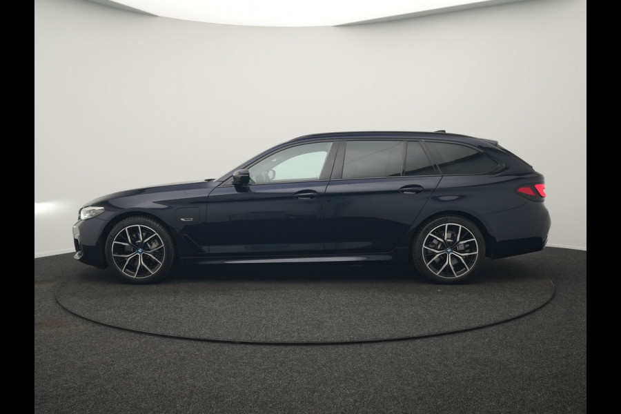 BMW 5 Serie Touring 530e M Sport PHEV 293pk Dealer O.H | Trekhaak af fabriek | Adaptive Cruise | 19"L.M | Lederen Sportstoelen Verwarmd | Camera & Parkassist | Apple Carplay | Sfeerverlichting | Plug in Hybrid