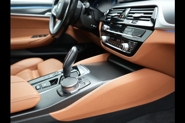 BMW 5 Serie Touring 530e M Sport PHEV 293pk Dealer O.H | Trekhaak af fabriek | Adaptive Cruise | 19"L.M | Lederen Sportstoelen Verwarmd | Camera & Parkassist | Apple Carplay | Sfeerverlichting | Plug in Hybrid