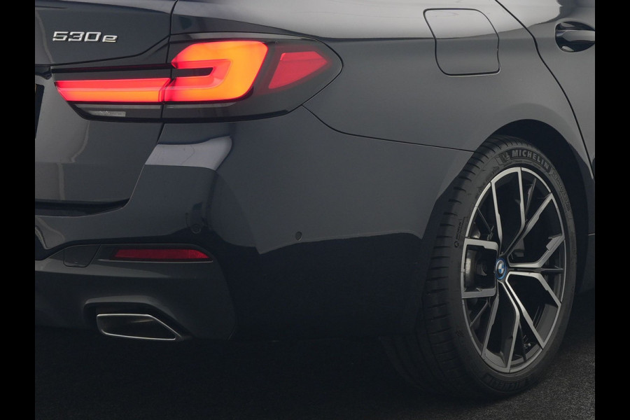 BMW 5 Serie Touring 530e M Sport PHEV 293pk Dealer O.H | Trekhaak af fabriek | Adaptive Cruise | 19"L.M | Lederen Sportstoelen Verwarmd | Camera & Parkassist | Apple Carplay | Sfeerverlichting | Plug in Hybrid
