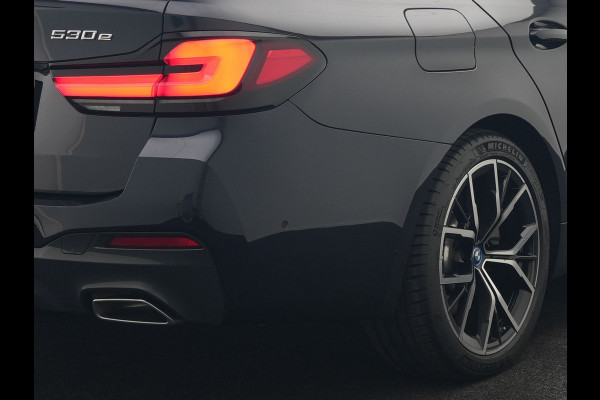 BMW 5 Serie Touring 530e M Sport PHEV 293pk Dealer O.H | Trekhaak af fabriek | Adaptive Cruise | 19"L.M | Lederen Sportstoelen Verwarmd | Camera & Parkassist | Apple Carplay | Sfeerverlichting | Plug in Hybrid