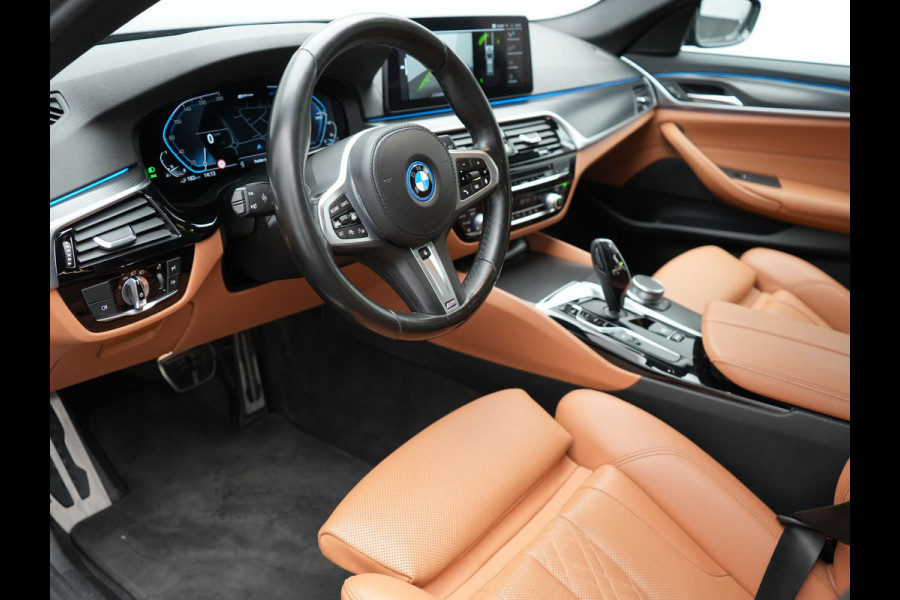 BMW 5 Serie Touring 530e M Sport PHEV 293pk Dealer O.H | Trekhaak af fabriek | Adaptive Cruise | 19"L.M | Lederen Sportstoelen Verwarmd | Camera & Parkassist | Apple Carplay | Sfeerverlichting | Plug in Hybrid