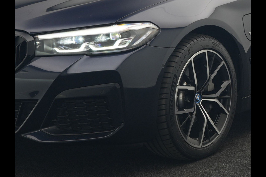 BMW 5 Serie Touring 530e M Sport PHEV 293pk Dealer O.H | Trekhaak af fabriek | Adaptive Cruise | 19"L.M | Lederen Sportstoelen Verwarmd | Camera & Parkassist | Apple Carplay | Sfeerverlichting | Plug in Hybrid