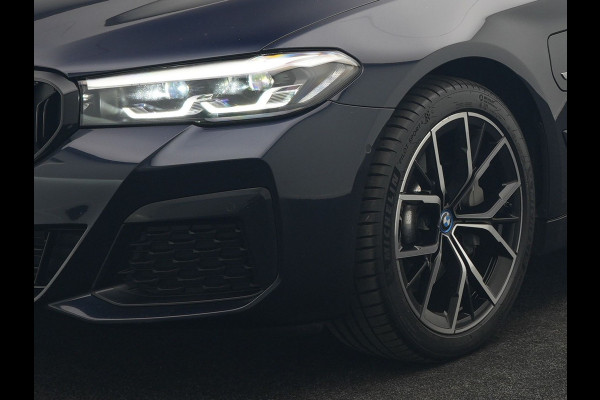 BMW 5 Serie Touring 530e M Sport PHEV 293pk Dealer O.H | Trekhaak af fabriek | Adaptive Cruise | 19"L.M | Lederen Sportstoelen Verwarmd | Camera & Parkassist | Apple Carplay | Sfeerverlichting | Plug in Hybrid