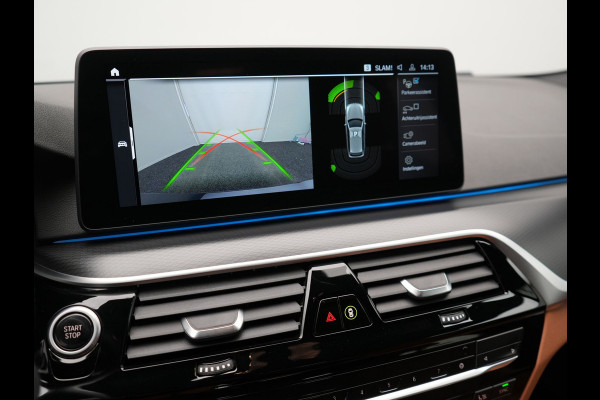 BMW 5 Serie Touring 530e M Sport PHEV 293pk Dealer O.H | Trekhaak af fabriek | Adaptive Cruise | 19"L.M | Lederen Sportstoelen Verwarmd | Camera & Parkassist | Apple Carplay | Sfeerverlichting | Plug in Hybrid