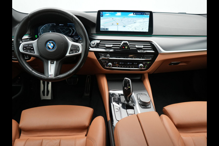BMW 5 Serie Touring 530e M Sport PHEV 293pk Dealer O.H | Trekhaak af fabriek | Adaptive Cruise | 19"L.M | Lederen Sportstoelen Verwarmd | Camera & Parkassist | Apple Carplay | Sfeerverlichting | Plug in Hybrid