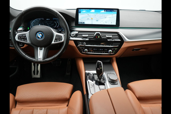 BMW 5 Serie Touring 530e M Sport PHEV 293pk Dealer O.H | Trekhaak af fabriek | Adaptive Cruise | 19"L.M | Lederen Sportstoelen Verwarmd | Camera & Parkassist | Apple Carplay | Sfeerverlichting | Plug in Hybrid