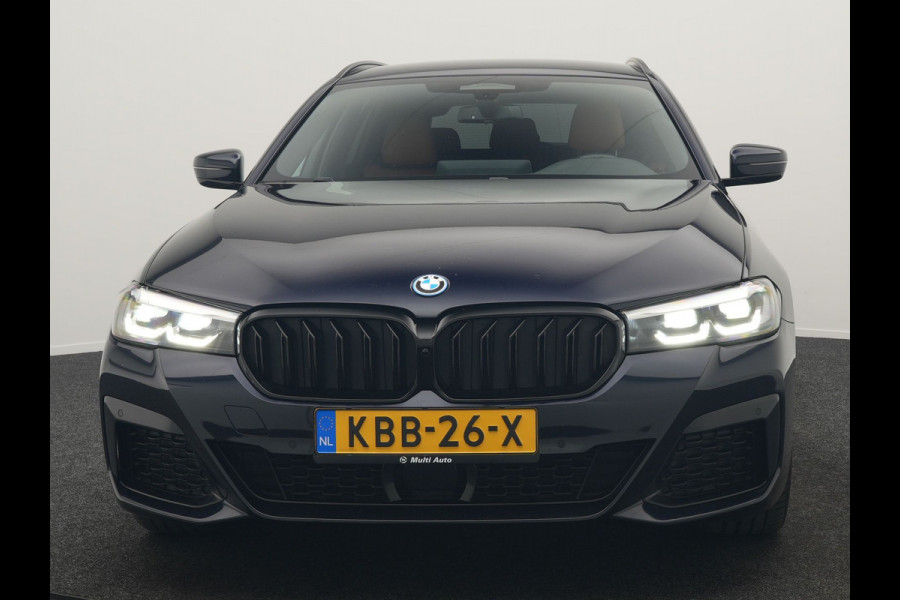 BMW 5 Serie Touring 530e M Sport PHEV 293pk Dealer O.H | Trekhaak af fabriek | Adaptive Cruise | 19"L.M | Lederen Sportstoelen Verwarmd | Camera & Parkassist | Apple Carplay | Sfeerverlichting | Plug in Hybrid