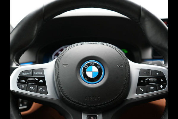 BMW 5 Serie Touring 530e M Sport PHEV 293pk Dealer O.H | Trekhaak af fabriek | Adaptive Cruise | 19"L.M | Lederen Sportstoelen Verwarmd | Camera & Parkassist | Apple Carplay | Sfeerverlichting | Plug in Hybrid