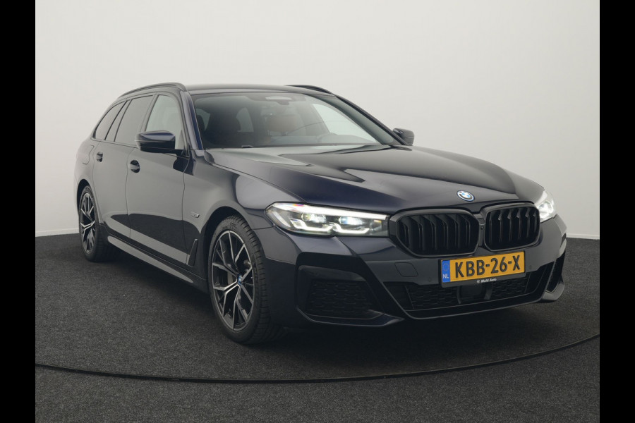 BMW 5 Serie Touring 530e M Sport PHEV 293pk Dealer O.H | Trekhaak af fabriek | Adaptive Cruise | 19"L.M | Lederen Sportstoelen Verwarmd | Camera & Parkassist | Apple Carplay | Sfeerverlichting | Plug in Hybrid