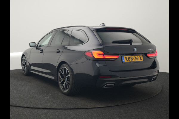 BMW 5 Serie Touring 530e M Sport PHEV 293pk Dealer O.H | Trekhaak af fabriek | Adaptive Cruise | 19"L.M | Lederen Sportstoelen Verwarmd | Camera & Parkassist | Apple Carplay | Sfeerverlichting | Plug in Hybrid