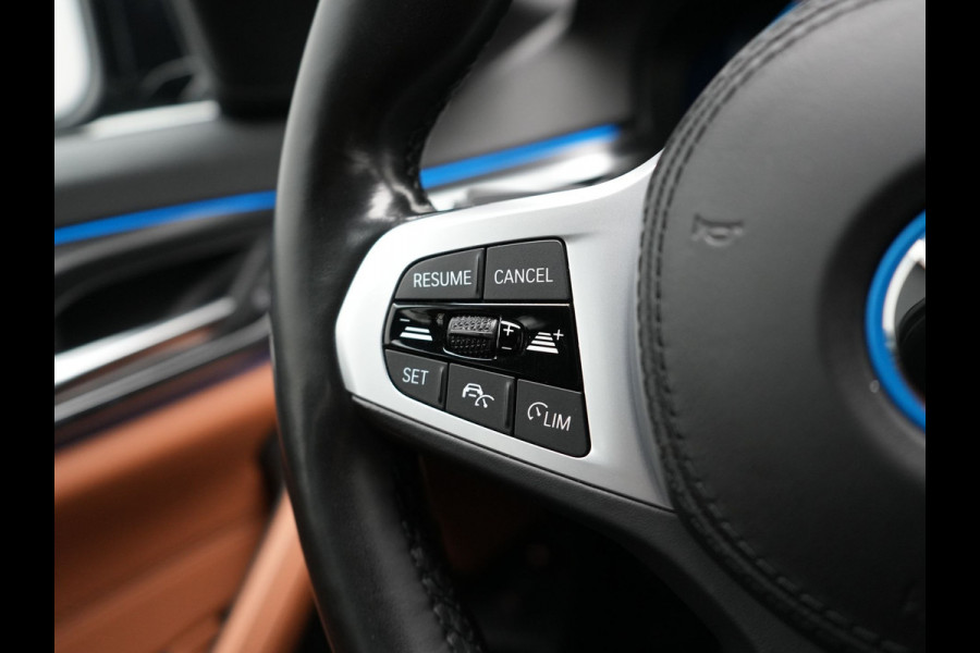 BMW 5 Serie Touring 530e M Sport PHEV 293pk Dealer O.H | Trekhaak af fabriek | Adaptive Cruise | 19"L.M | Lederen Sportstoelen Verwarmd | Camera & Parkassist | Apple Carplay | Sfeerverlichting | Plug in Hybrid