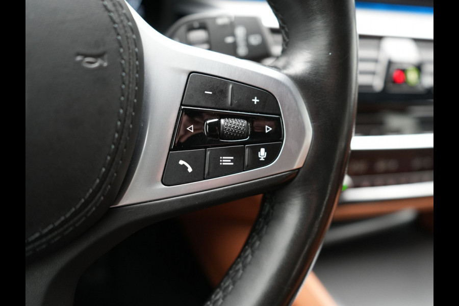 BMW 5 Serie Touring 530e M Sport PHEV 293pk Dealer O.H | Trekhaak af fabriek | Adaptive Cruise | 19"L.M | Lederen Sportstoelen Verwarmd | Camera & Parkassist | Apple Carplay | Sfeerverlichting | Plug in Hybrid