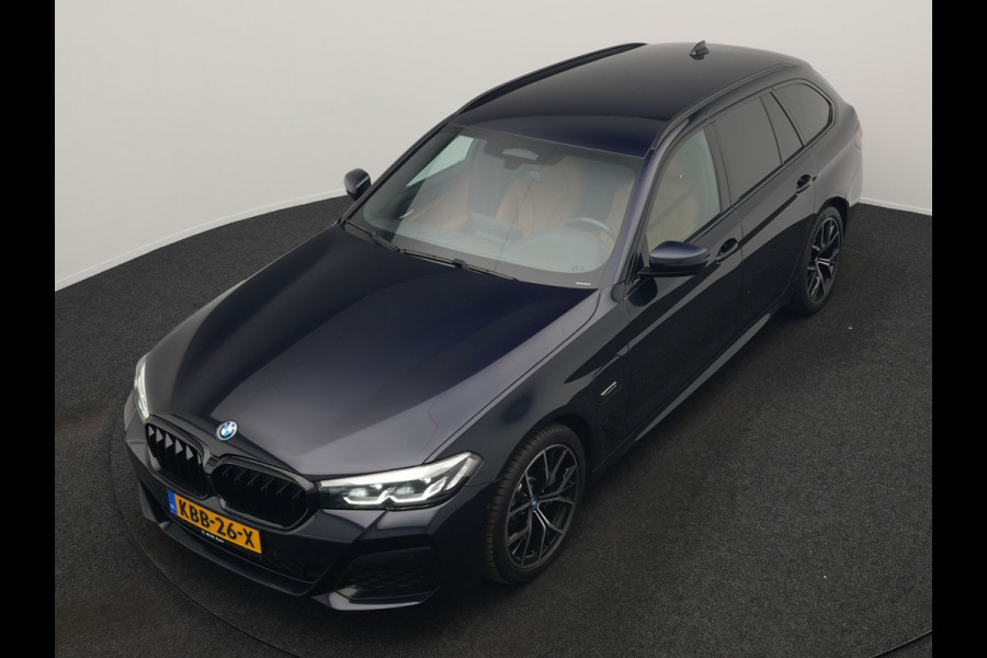 BMW 5 Serie Touring 530e M Sport PHEV 293pk Dealer O.H | Trekhaak af fabriek | Adaptive Cruise | 19"L.M | Lederen Sportstoelen Verwarmd | Camera & Parkassist | Apple Carplay | Sfeerverlichting | Plug in Hybrid