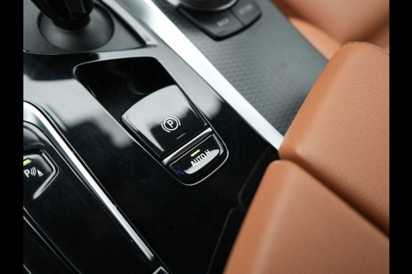 BMW 5 Serie Touring 530e M Sport PHEV 293pk Dealer O.H | Trekhaak af fabriek | Adaptive Cruise | 19"L.M | Lederen Sportstoelen Verwarmd | Camera & Parkassist | Apple Carplay | Sfeerverlichting | Plug in Hybrid