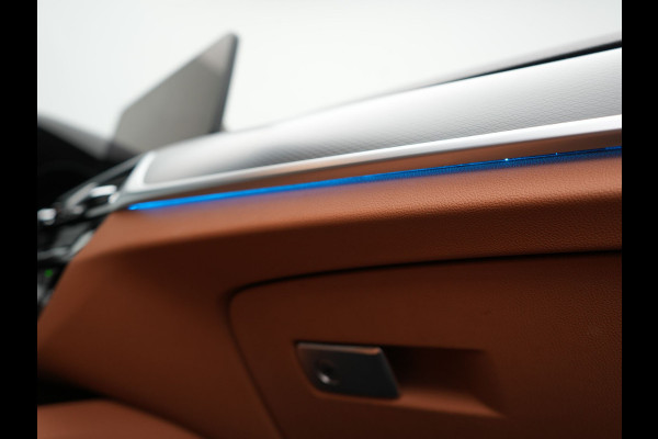 BMW 5 Serie Touring 530e M Sport PHEV 293pk Dealer O.H | Trekhaak af fabriek | Adaptive Cruise | 19"L.M | Lederen Sportstoelen Verwarmd | Camera & Parkassist | Apple Carplay | Sfeerverlichting | Plug in Hybrid