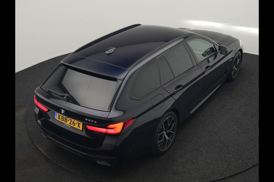 BMW 5 Serie Touring 530e M Sport PHEV 293pk Dealer O.H | Trekhaak af fabriek | Adaptive Cruise | 19"L.M | Lederen Sportstoelen Verwarmd | Camera & Parkassist | Apple Carplay | Sfeerverlichting | Plug in Hybrid