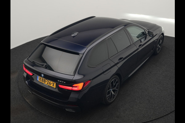 BMW 5 Serie Touring 530e M Sport PHEV 293pk Dealer O.H | Trekhaak af fabriek | Adaptive Cruise | 19"L.M | Lederen Sportstoelen Verwarmd | Camera & Parkassist | Apple Carplay | Sfeerverlichting | Plug in Hybrid