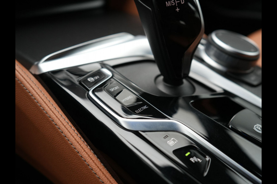 BMW 5 Serie Touring 530e M Sport PHEV 293pk Dealer O.H | Trekhaak af fabriek | Adaptive Cruise | 19"L.M | Lederen Sportstoelen Verwarmd | Camera & Parkassist | Apple Carplay | Sfeerverlichting | Plug in Hybrid