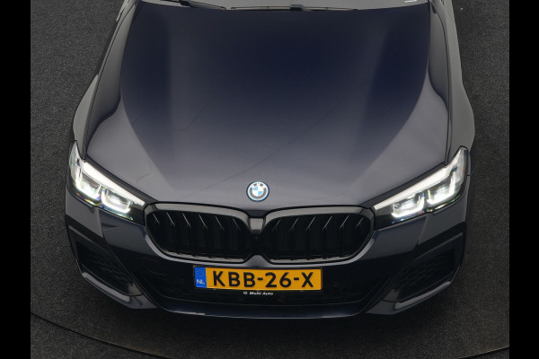BMW 5 Serie Touring 530e M Sport PHEV 293pk Dealer O.H | Trekhaak af fabriek | Adaptive Cruise | 19"L.M | Lederen Sportstoelen Verwarmd | Camera & Parkassist | Apple Carplay | Sfeerverlichting | Plug in Hybrid