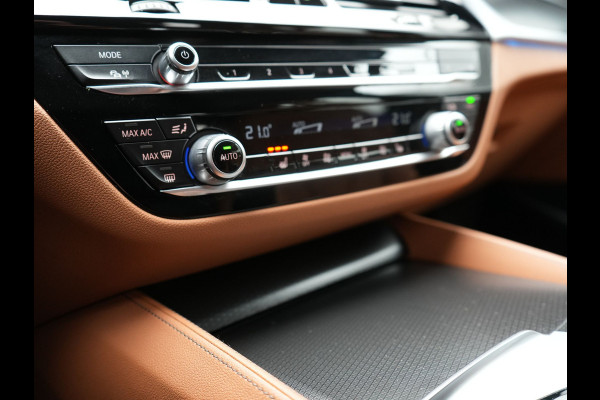 BMW 5 Serie Touring 530e M Sport PHEV 293pk Dealer O.H | Trekhaak af fabriek | Adaptive Cruise | 19"L.M | Lederen Sportstoelen Verwarmd | Camera & Parkassist | Apple Carplay | Sfeerverlichting | Plug in Hybrid