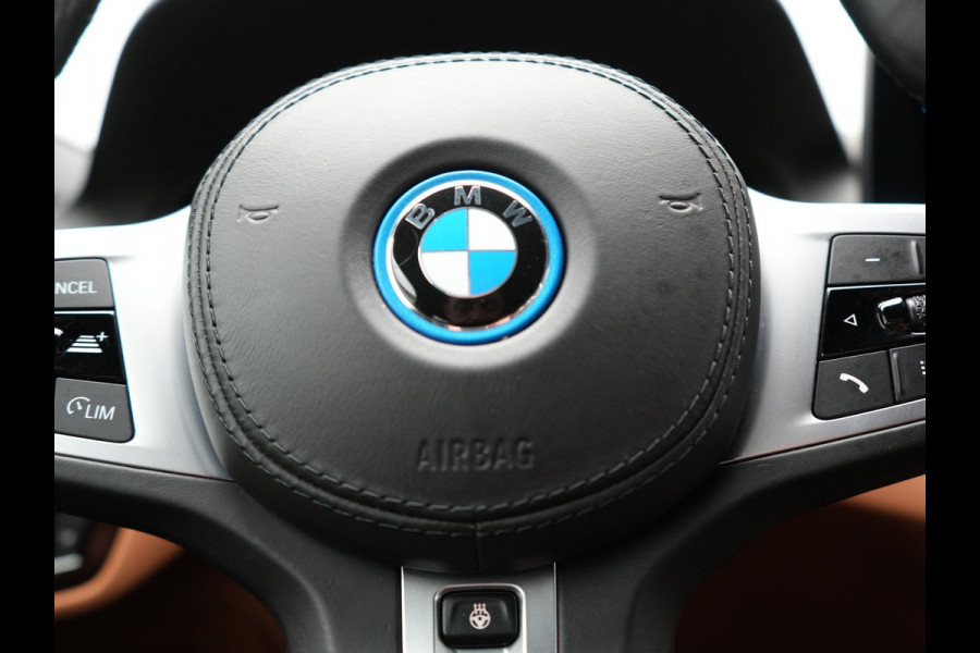 BMW 5 Serie Touring 530e M Sport PHEV 293pk Dealer O.H | Trekhaak af fabriek | Adaptive Cruise | 19"L.M | Lederen Sportstoelen Verwarmd | Camera & Parkassist | Apple Carplay | Sfeerverlichting | Plug in Hybrid