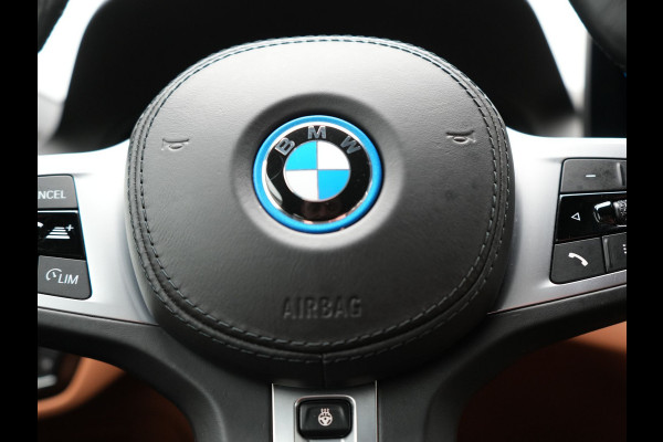 BMW 5 Serie Touring 530e M Sport PHEV 293pk Dealer O.H | Trekhaak af fabriek | Adaptive Cruise | 19"L.M | Lederen Sportstoelen Verwarmd | Camera & Parkassist | Apple Carplay | Sfeerverlichting | Plug in Hybrid
