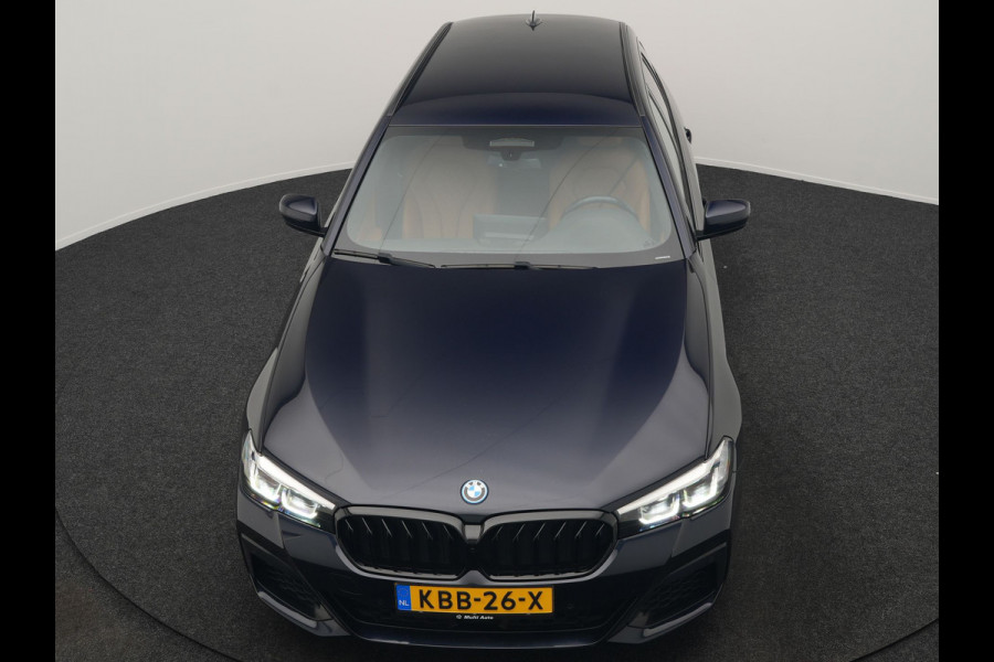 BMW 5 Serie Touring 530e M Sport PHEV 293pk Dealer O.H | Trekhaak af fabriek | Adaptive Cruise | 19"L.M | Lederen Sportstoelen Verwarmd | Camera & Parkassist | Apple Carplay | Sfeerverlichting | Plug in Hybrid