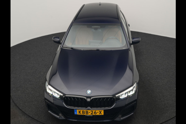 BMW 5 Serie Touring 530e M Sport PHEV 293pk Dealer O.H | Trekhaak af fabriek | Adaptive Cruise | 19"L.M | Lederen Sportstoelen Verwarmd | Camera & Parkassist | Apple Carplay | Sfeerverlichting | Plug in Hybrid