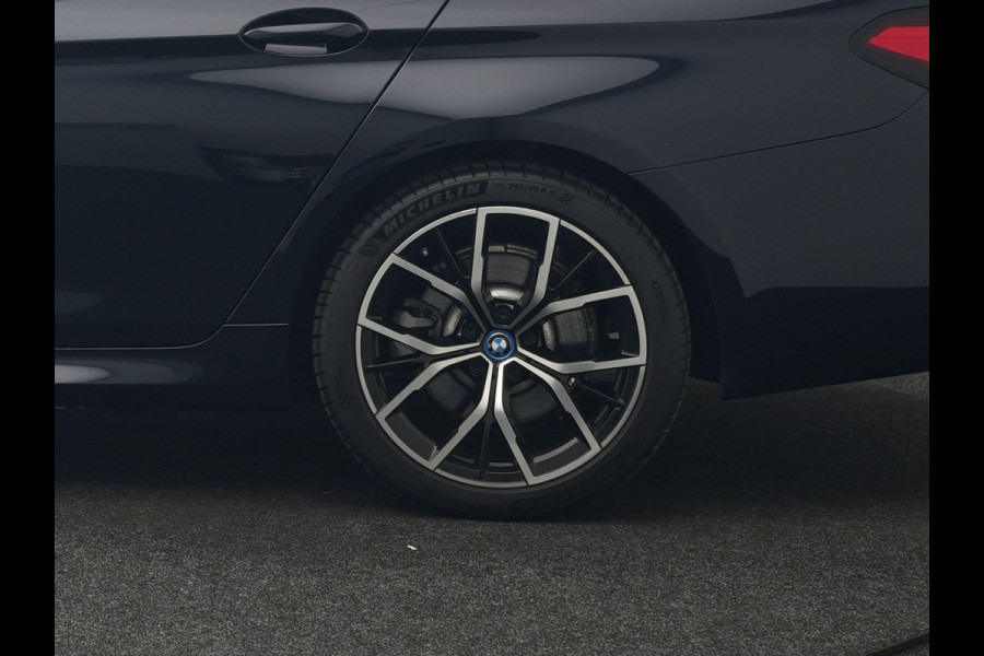 BMW 5 Serie Touring 530e M Sport PHEV 293pk Dealer O.H | Trekhaak af fabriek | Adaptive Cruise | 19"L.M | Lederen Sportstoelen Verwarmd | Camera & Parkassist | Apple Carplay | Sfeerverlichting | Plug in Hybrid