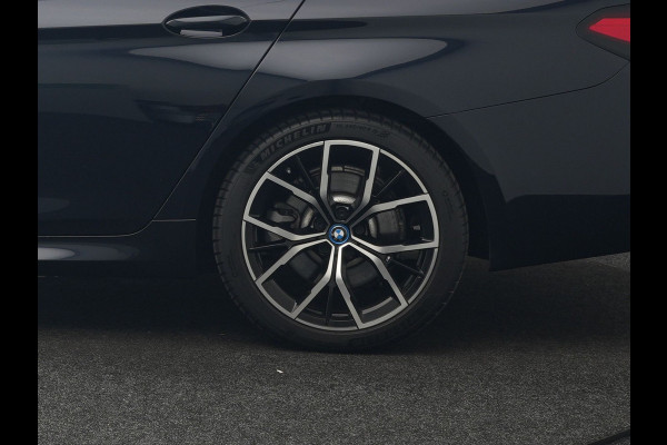 BMW 5 Serie Touring 530e M Sport PHEV 293pk Dealer O.H | Trekhaak af fabriek | Adaptive Cruise | 19"L.M | Lederen Sportstoelen Verwarmd | Camera & Parkassist | Apple Carplay | Sfeerverlichting | Plug in Hybrid