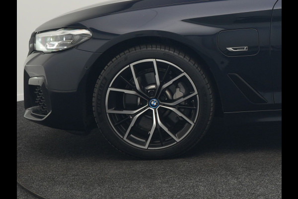 BMW 5 Serie Touring 530e M Sport PHEV 293pk Dealer O.H | Trekhaak af fabriek | Adaptive Cruise | 19"L.M | Lederen Sportstoelen Verwarmd | Camera & Parkassist | Apple Carplay | Sfeerverlichting | Plug in Hybrid