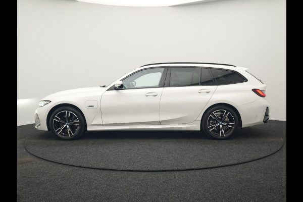 BMW 3 Serie Touring 320e M Sport FACELIFT PHEV 204pk Dealer O.H | Trekhaak Af Fabriek | Adaptive Cruise | Widescreen Navi | Head Up | Alcantara Sportstoelen Verwarmd | Camera & Parkassist | Apple Carplay | Plug In Hybrid