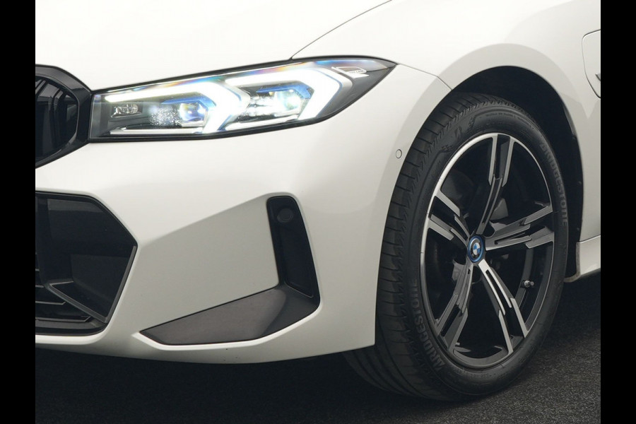 BMW 3 Serie Touring 320e M Sport FACELIFT PHEV 204pk Dealer O.H | Trekhaak Af Fabriek | Adaptive Cruise | Widescreen Navi | Head Up | Alcantara Sportstoelen Verwarmd | Camera & Parkassist | Apple Carplay | Plug In Hybrid