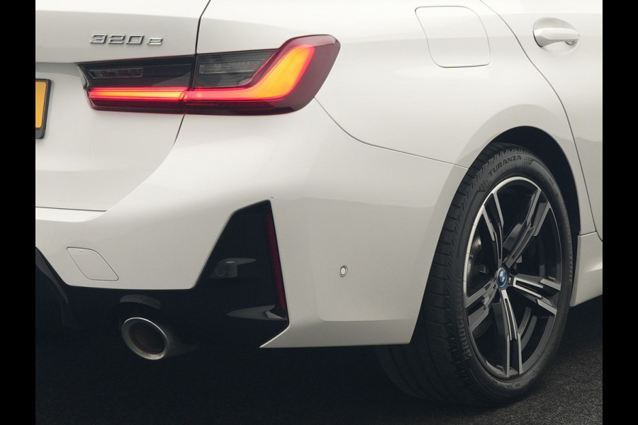 BMW 3 Serie Touring 320e M Sport FACELIFT PHEV 204pk Dealer O.H | Trekhaak Af Fabriek | Adaptive Cruise | Widescreen Navi | Head Up | Alcantara Sportstoelen Verwarmd | Camera & Parkassist | Apple Carplay | Plug In Hybrid