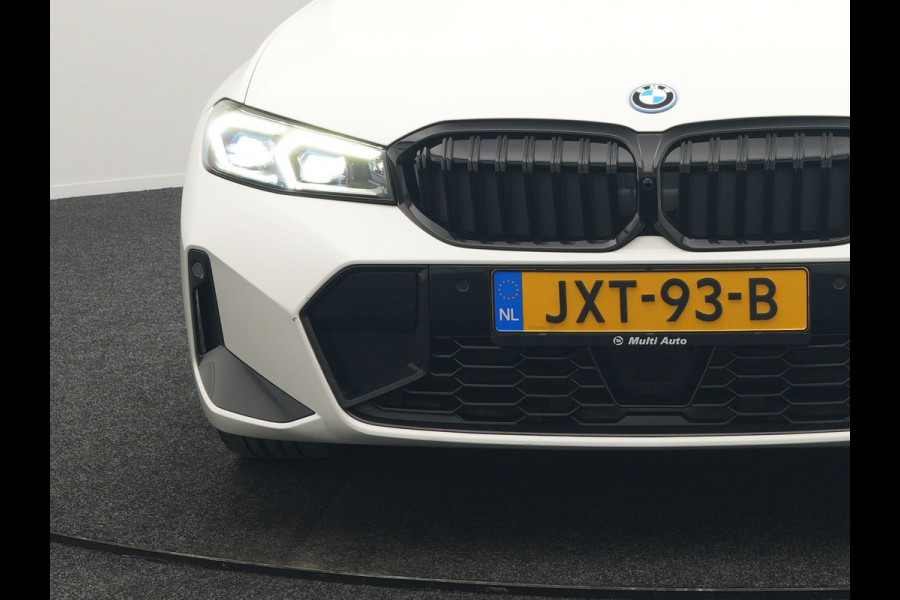 BMW 3 Serie Touring 320e M Sport FACELIFT PHEV 204pk Dealer O.H | Trekhaak Af Fabriek | Adaptive Cruise | Widescreen Navi | Head Up | Alcantara Sportstoelen Verwarmd | Camera & Parkassist | Apple Carplay | Plug In Hybrid