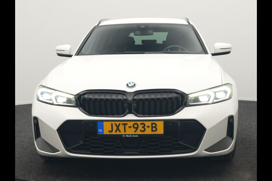 BMW 3 Serie Touring 320e M Sport FACELIFT PHEV 204pk Dealer O.H | Trekhaak Af Fabriek | Adaptive Cruise | Widescreen Navi | Head Up | Alcantara Sportstoelen Verwarmd | Camera & Parkassist | Apple Carplay | Plug In Hybrid