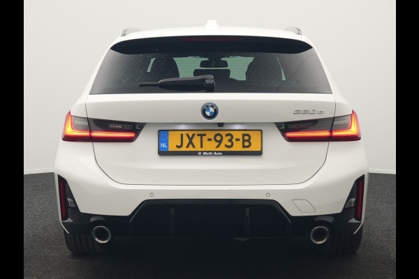 BMW 3 Serie Touring 320e M Sport FACELIFT PHEV 204pk Dealer O.H | Trekhaak Af Fabriek | Adaptive Cruise | Widescreen Navi | Head Up | Alcantara Sportstoelen Verwarmd | Camera & Parkassist | Apple Carplay | Plug In Hybrid