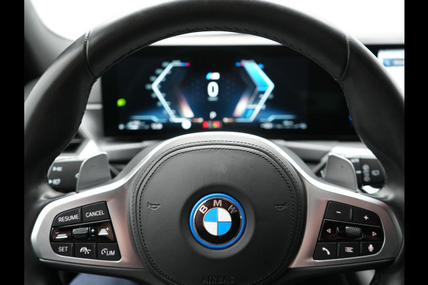 BMW 3 Serie Touring 320e M Sport FACELIFT PHEV 204pk Dealer O.H | Trekhaak Af Fabriek | Adaptive Cruise | Widescreen Navi | Head Up | Alcantara Sportstoelen Verwarmd | Camera & Parkassist | Apple Carplay | Plug In Hybrid