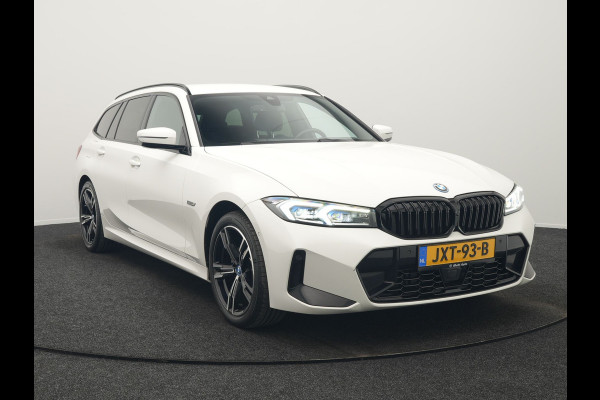 BMW 3 Serie Touring 320e M Sport FACELIFT PHEV 204pk Dealer O.H | Trekhaak Af Fabriek | Adaptive Cruise | Widescreen Navi | Head Up | Alcantara Sportstoelen Verwarmd | Camera & Parkassist | Apple Carplay | Plug In Hybrid