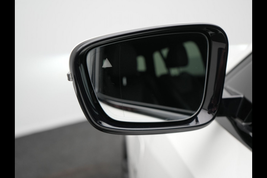 BMW 3 Serie Touring 320e M Sport FACELIFT PHEV 204pk Dealer O.H | Trekhaak Af Fabriek | Adaptive Cruise | Widescreen Navi | Head Up | Alcantara Sportstoelen Verwarmd | Camera & Parkassist | Apple Carplay | Plug In Hybrid