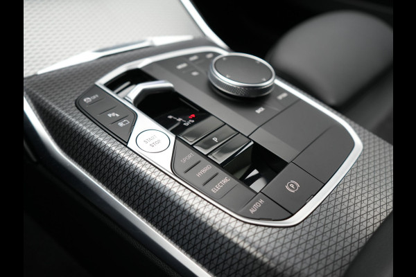 BMW 3 Serie Touring 320e M Sport FACELIFT PHEV 204pk Dealer O.H | Trekhaak Af Fabriek | Adaptive Cruise | Widescreen Navi | Head Up | Alcantara Sportstoelen Verwarmd | Camera & Parkassist | Apple Carplay | Plug In Hybrid