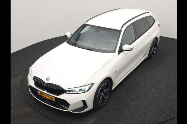BMW 3 Serie Touring 320e M Sport FACELIFT PHEV 204pk Dealer O.H | Trekhaak Af Fabriek | Adaptive Cruise | Widescreen Navi | Head Up | Alcantara Sportstoelen Verwarmd | Camera & Parkassist | Apple Carplay | Plug In Hybrid