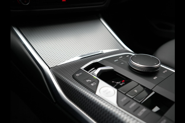 BMW 3 Serie Touring 320e M Sport FACELIFT PHEV 204pk Dealer O.H | Trekhaak Af Fabriek | Adaptive Cruise | Widescreen Navi | Head Up | Alcantara Sportstoelen Verwarmd | Camera & Parkassist | Apple Carplay | Plug In Hybrid