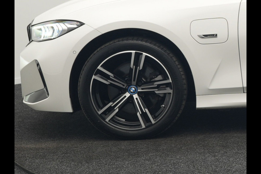 BMW 3 Serie Touring 320e M Sport FACELIFT PHEV 204pk Dealer O.H | Trekhaak Af Fabriek | Adaptive Cruise | Widescreen Navi | Head Up | Alcantara Sportstoelen Verwarmd | Camera & Parkassist | Apple Carplay | Plug In Hybrid